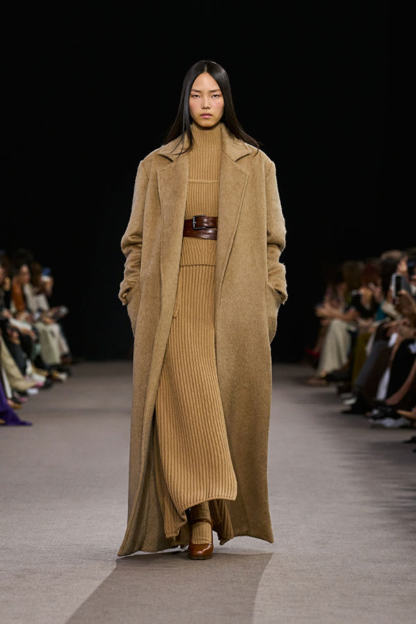 Max Mara Fall/Winter 2025 Fashion Show - Camel Look with Ribbed Wool and Cashmere Turtleneck, Belt and Leggings.