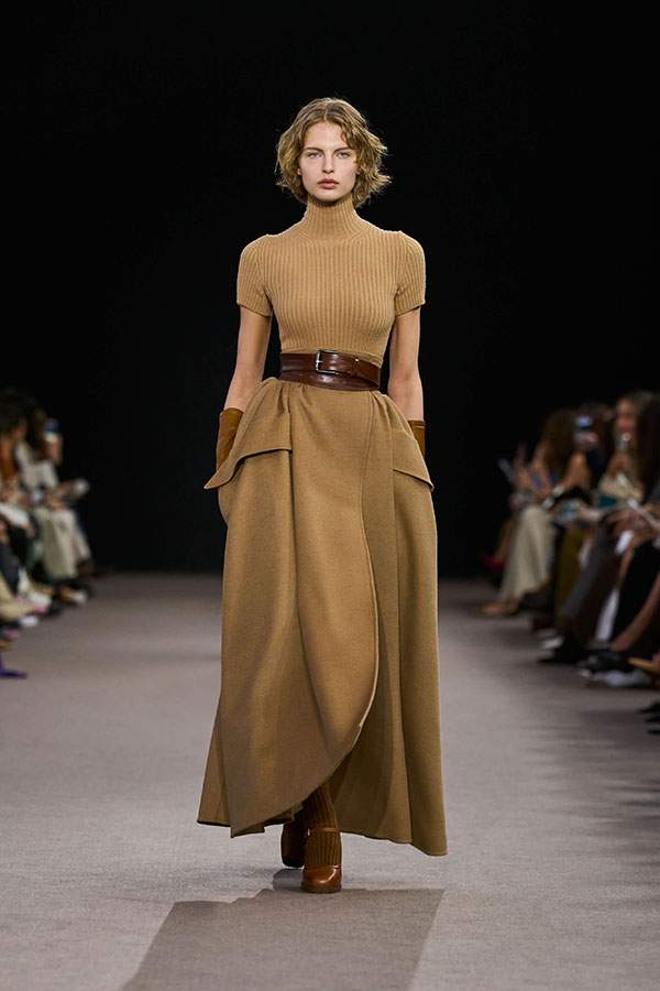 Max Mara Fall/Winter 2025 Fashion Show - Camel Look with Ribbed Wool and Cashmere Turtleneck, Long Gloves and Long Skirt.